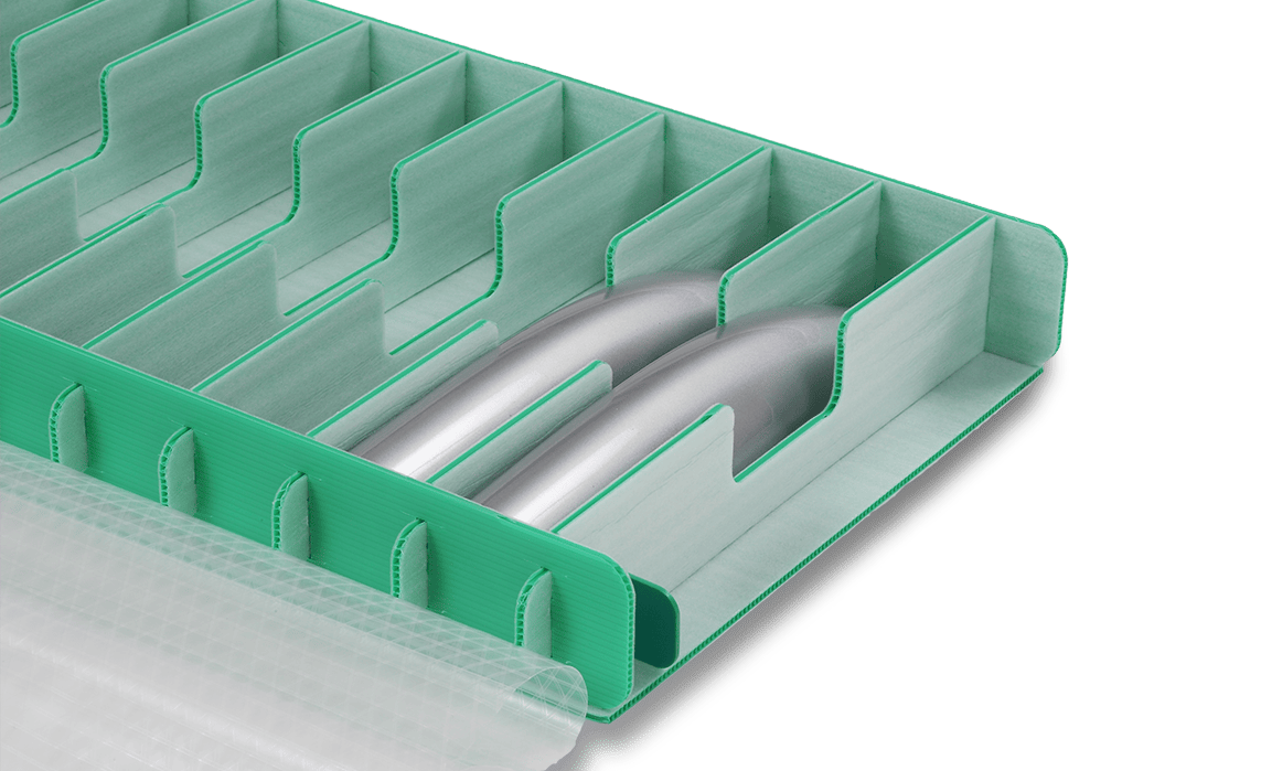 通い箱のプラスチックコンテナと内装材の仕切と防塵カバーで塗装された製品を保護