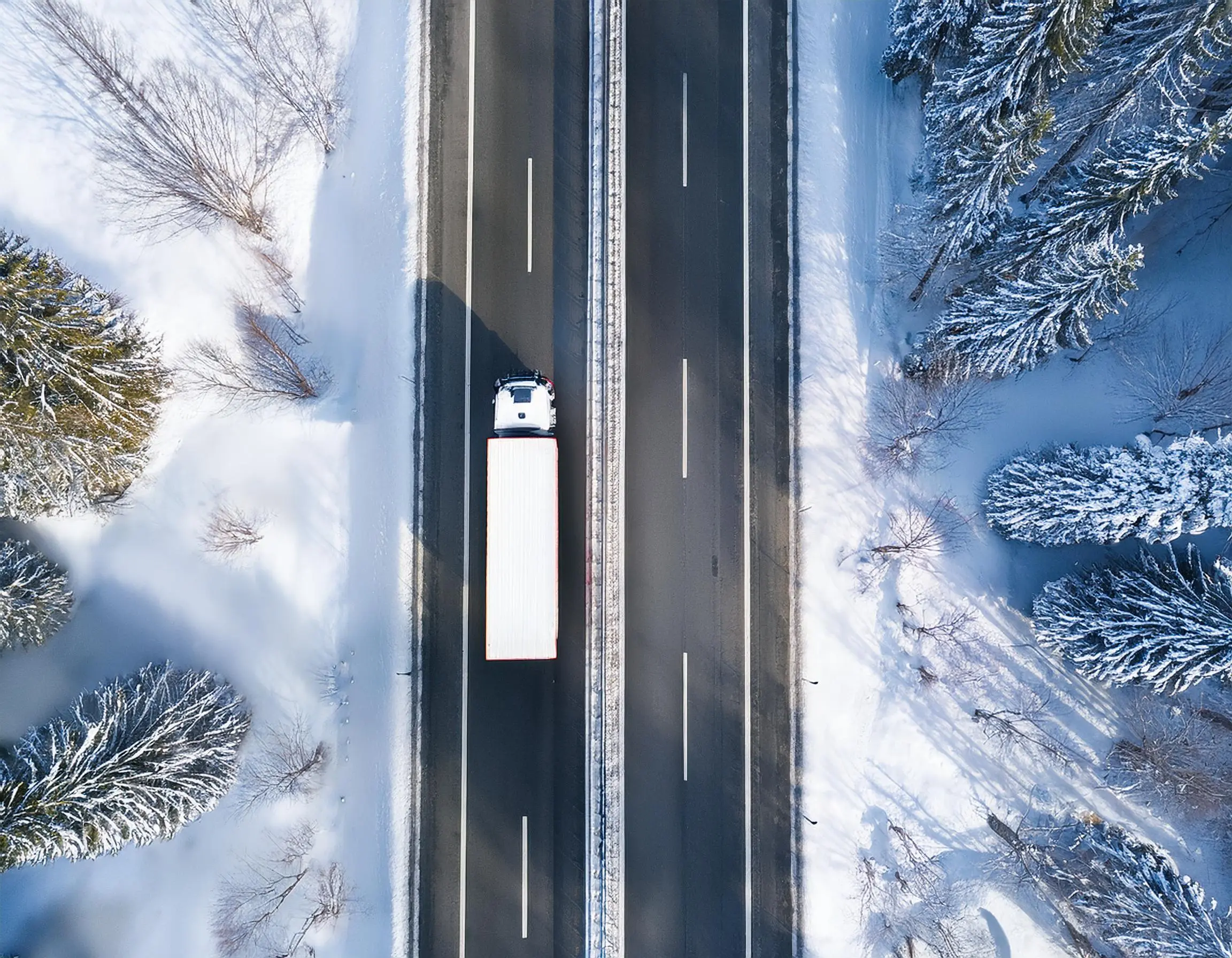 冬の高速道路を走るトラック